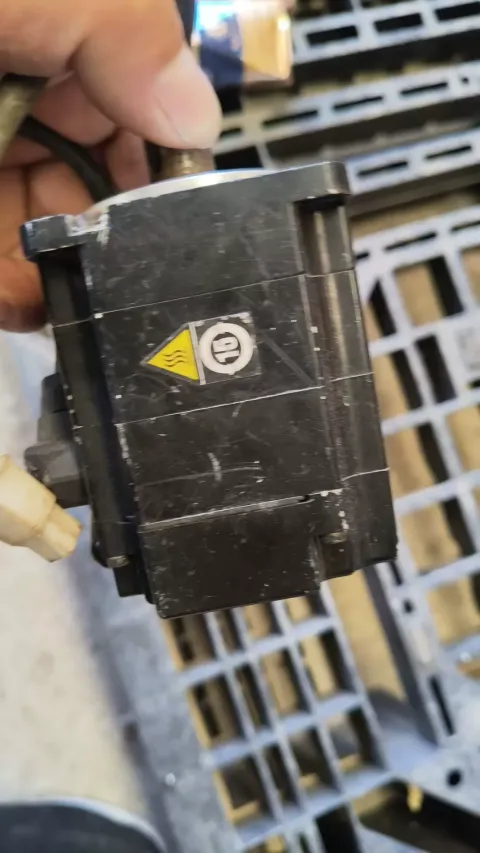 Yaskawa SGM7J-02A7C6S Motor & Drive Component — product photo 7 of 9