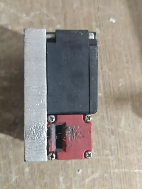 OMRON D4NL-4EFG-B Industrial Sensor product photo 3
