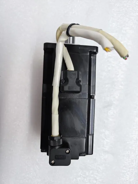 Yaskawa SGMJV-02ADL2C Motor & Drive Component — product photo 4 of 14