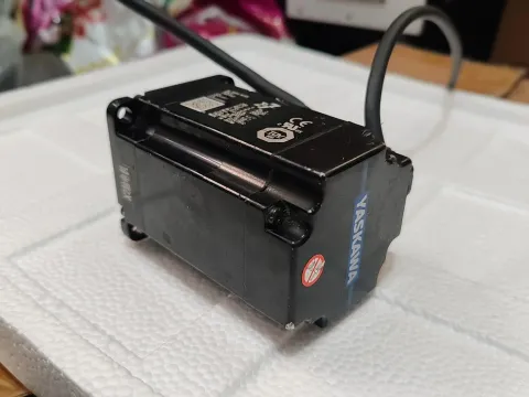 Yaskawa SGM7J-04AFC6S Motor & Drive Component — product photo 11 of 13