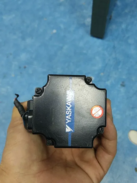 Yaskawa SGM7J-02A7C6E Motor & Drive Component — product photo 4 of 6