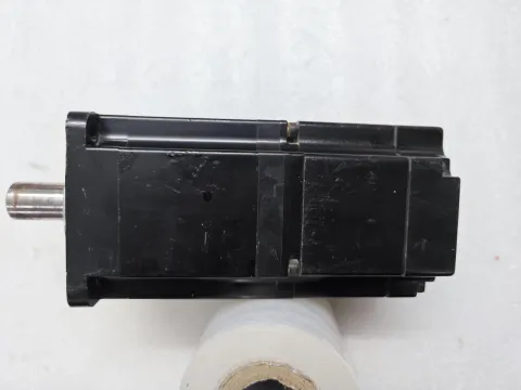 Yaskawa SGMJV-08A3E6E Motor & Drive Component — product photo 5 of 13