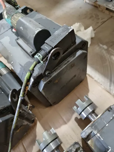 Siemens 1FT6102-1AC71-4FG1 Motor & Drive Component product photo 4