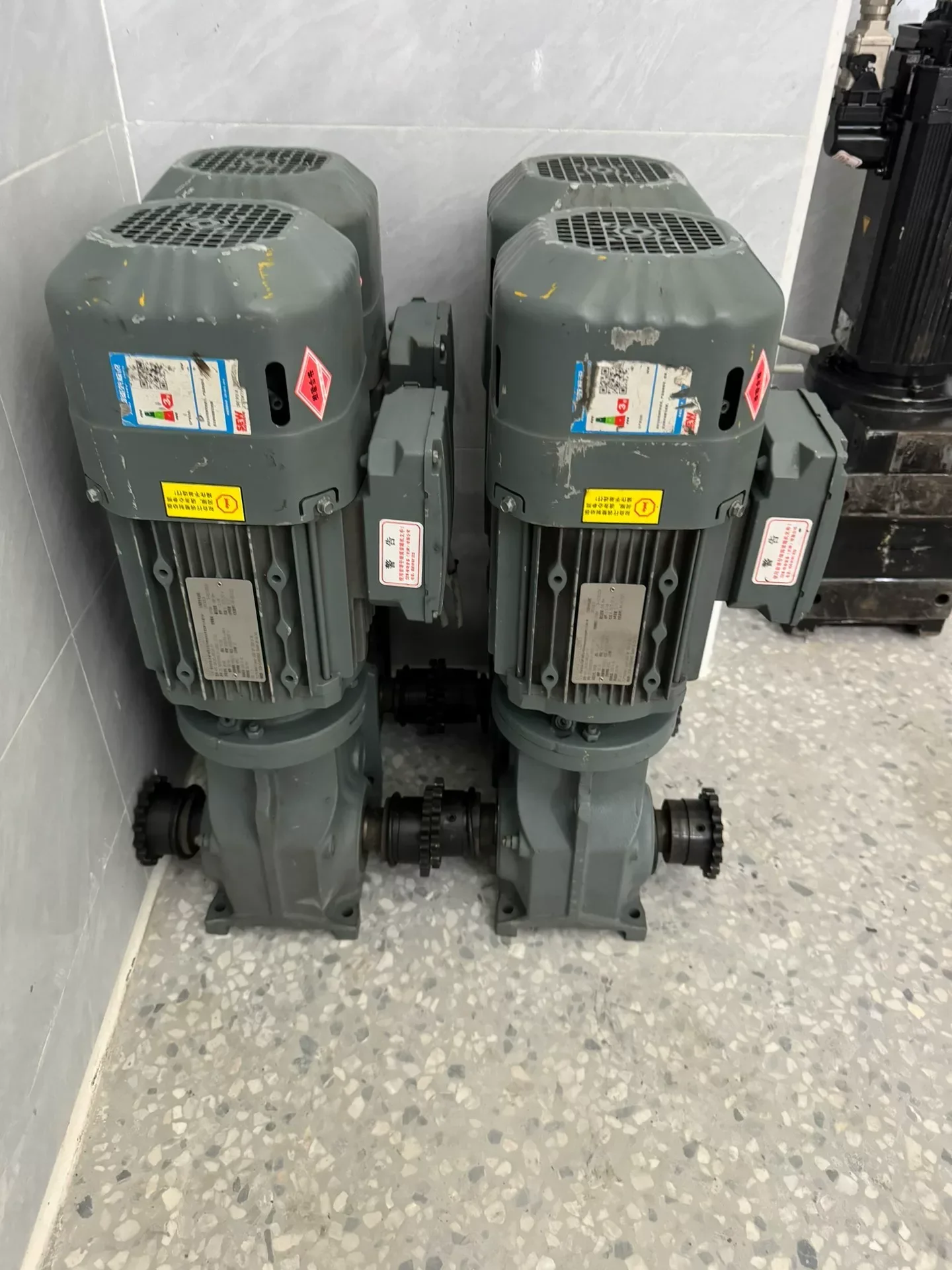 SEW-EURODRIVE K47 DRE90L4BE2HF/TF Motor & Drive Component product photo 1