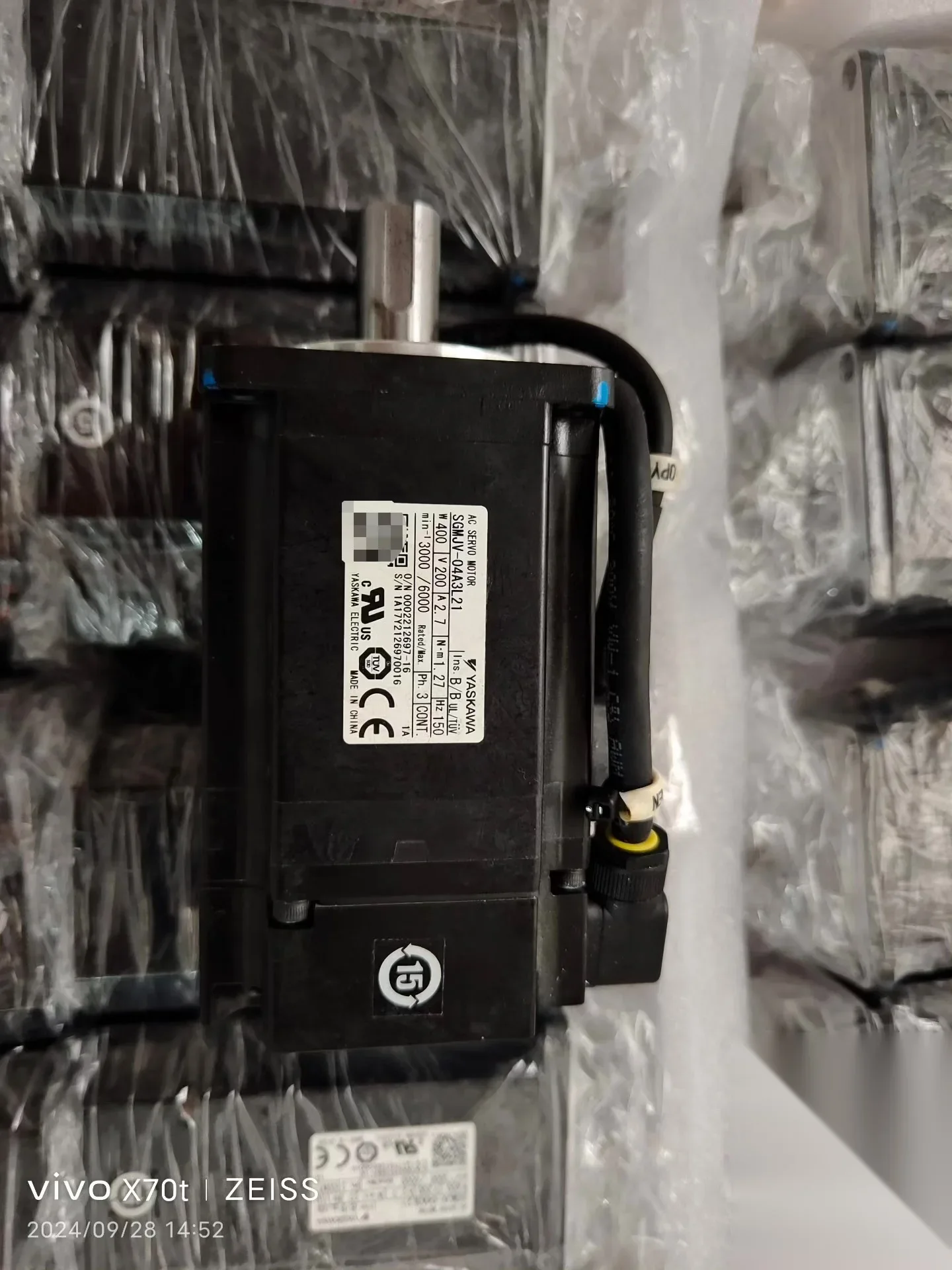 Yaskawa SGMJV-04A3L21 Motor & Drive Component product photo 1
