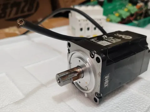 Yaskawa SGM7J-04AFC6S Motor & Drive Component — product photo 10 of 13