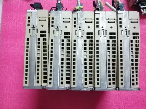 Yaskawa SGDV-1R6A11A Motor & Drive Component — product photo 3 of 11