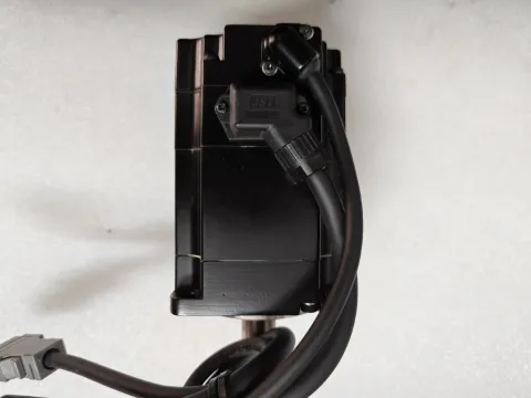 Yaskawa SGM7J-04AFC6S Motor & Drive Component — product photo 6 of 13