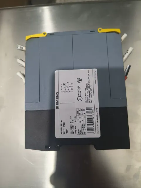 Siemens 3SK1111-1AB30 Industrial Relay — product photo 14 of 17
