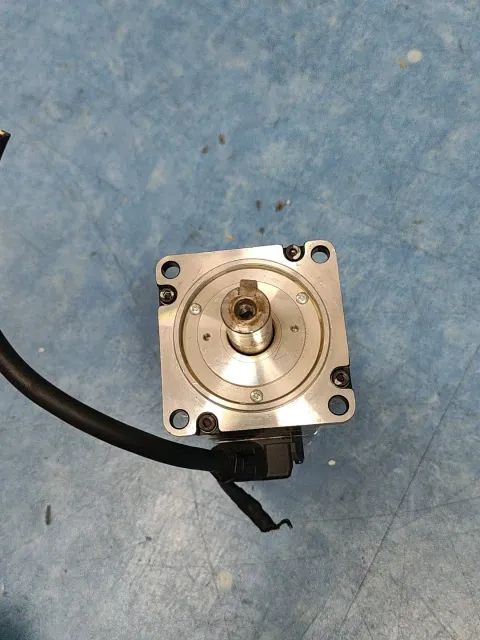 Yaskawa SGM7J-02A7C6E Motor & Drive Component — product photo 3 of 6