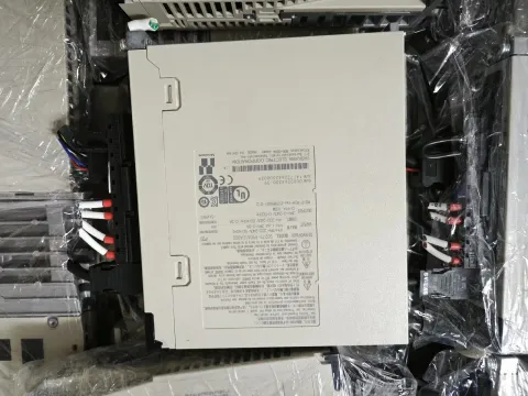 Yaskawa SGD7S-2R8A10A002 Motor & Drive Component — product photo 8 of 13