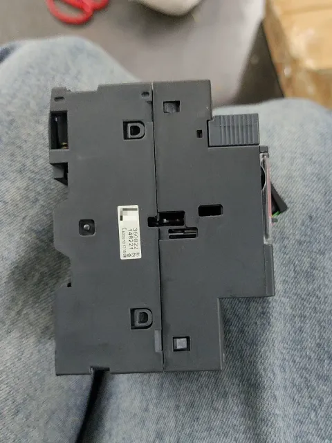 Schneider Electric GV2ME04C Industrial Automation Component — product photo 2 of 3