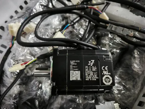 Yaskawa SGM7J-02AFC6S / SGM7J-02AFC6E / SGM7J-04AFC6S / SGM7J-01AFC6E Motor & Drive Component — product photo 2 of 10