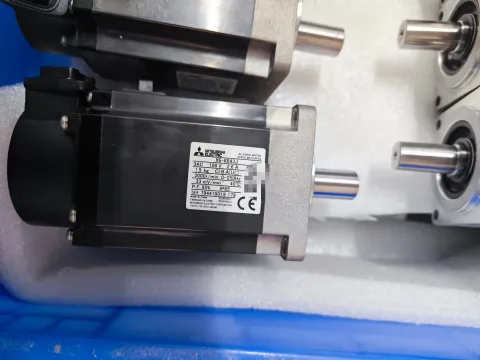 Mitsubishi Electric MR-J4-40B / HG-KR43J Motor & Drive Component product photo 2