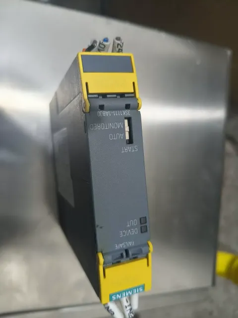 Siemens 3SK1111-1AB30 Industrial Relay — product photo 12 of 17