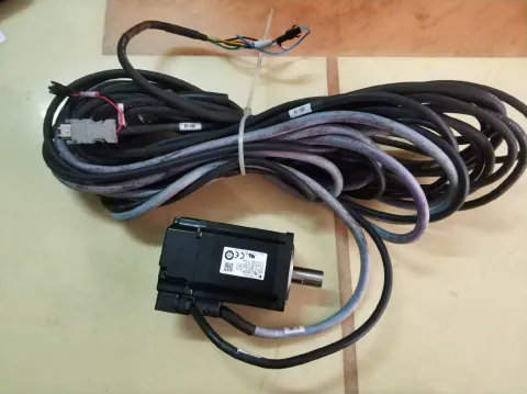 Yaskawa SGMJV-04A3A61 Motor & Drive Component — product photo 10 of 13