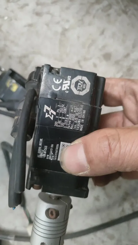Yaskawa SGM7J-01A7B1 Motor & Drive Component product photo 3
