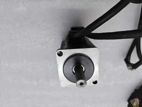 Yaskawa SGMAV-01ADA21 Motor & Drive Component — product photo 6 of 14