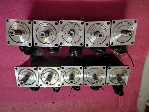 Yaskawa SGMJV-04ADE6S Motor & Drive Component — product photo 5 of 12