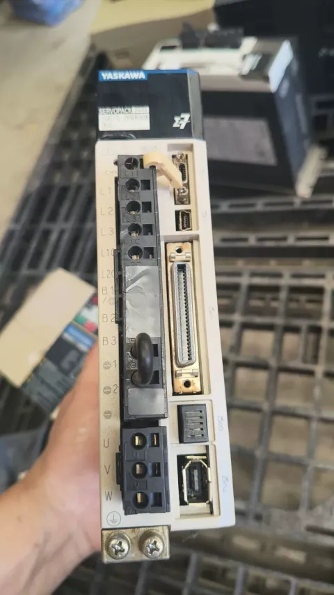 Yaskawa SGD7S-2R8A00A002 Motor & Drive Component — product photo 10 of 12