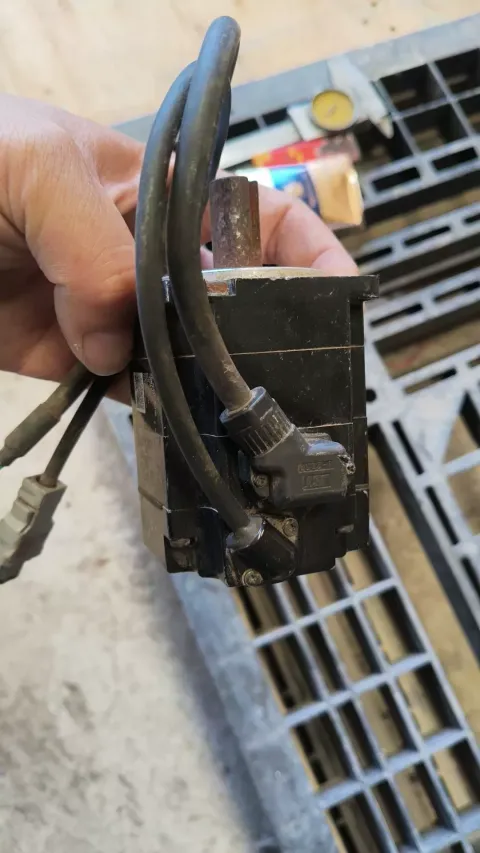 Yaskawa SGM7J-02A7C6S Motor & Drive Component — product photo 4 of 9