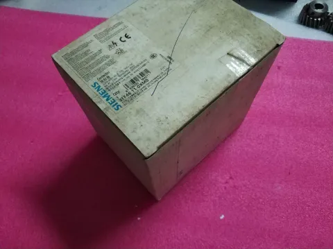 Siemens 3TF46 11-0XM0 Industrial Relay — product photo 2 of 6