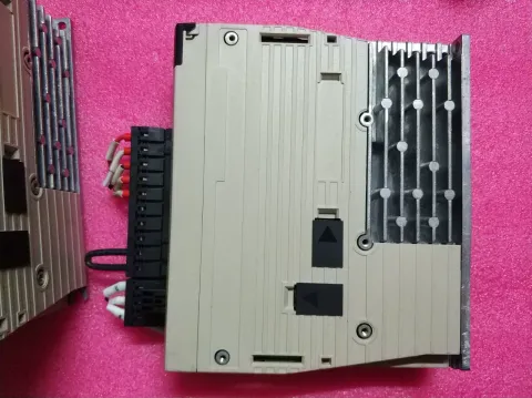 Yaskawa SGDV-1R6A11A Motor & Drive Component — product photo 5 of 11
