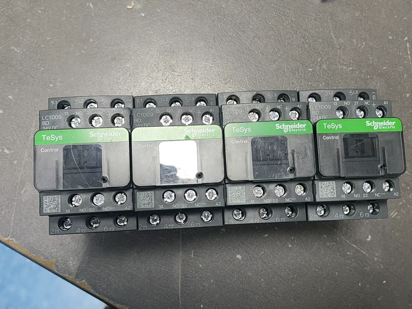 Schneider Electric LC1D09BDC Industrial Relay — product photo 1 of 4