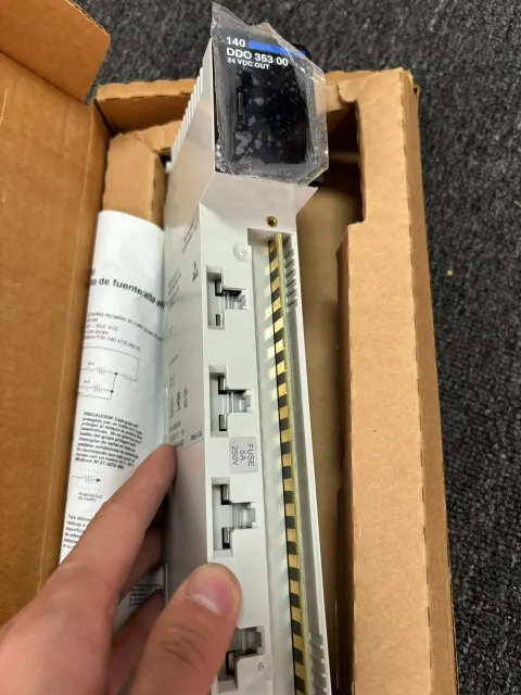 Schneider Electric 140DDO35300 PLC Module product photo 3