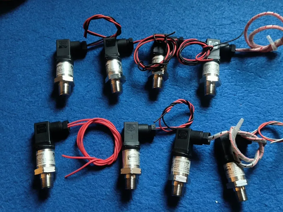 Gems Sensors & Controls 3200B0400S02BR00 Industrial Sensor product photo 1