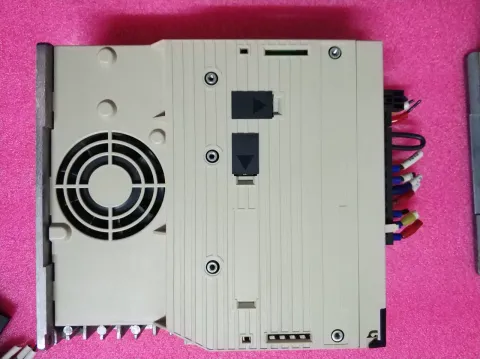Yaskawa SGDV-5R5A15A Motor & Drive Component — product photo 2 of 9