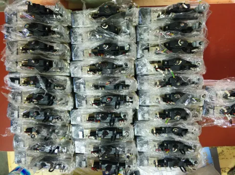 Yaskawa SGD7S-R90A00A002 + SGM7J-01AFC6E Motor & Drive Component product photo 5