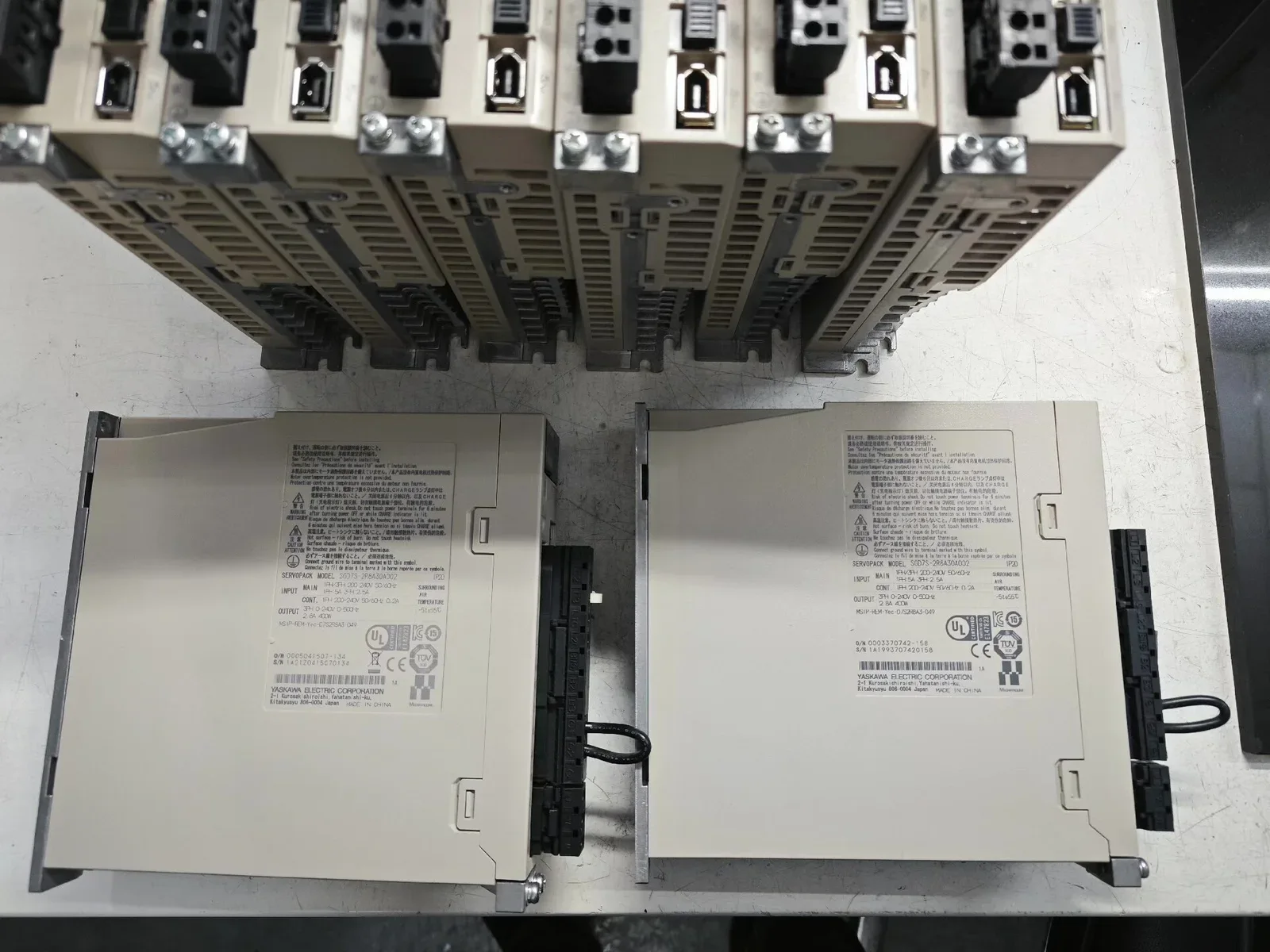 Yaskawa SGD7S-2R8A30A002 + SGM7J-04AFC6S Motor & Drive Component — product photo 1 of 18