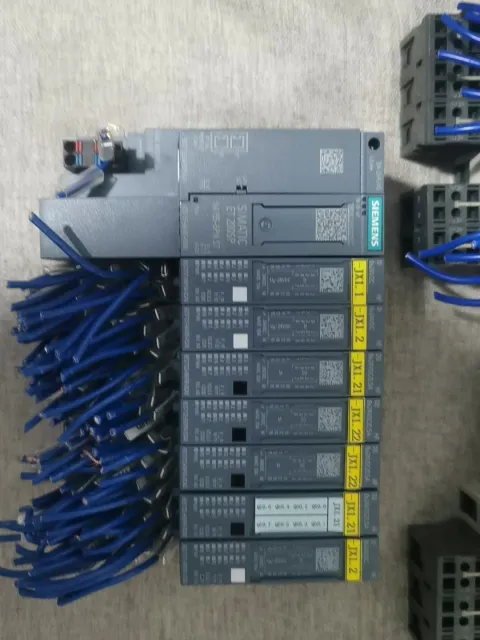 White Label Siemens ET 200S mixed lot: 6ES7 151-3BA23-0AB0 / 6ES7 138-4CA01-0AA0 / 6ES7 131-4BD01-0AB0 / 6ES7 132-4BD00-0AB0 / 6ES7 138-4FA05-0AB0 / 6ES7 193-6AR00-0AA0 / 6 PLC Module product photo 6