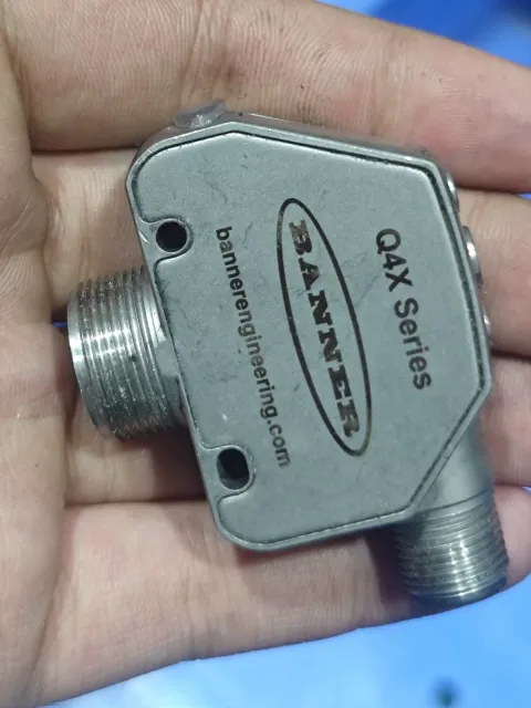 Banner Engineering Q4XTBLAF300-Q8 Industrial Sensor product photo 3