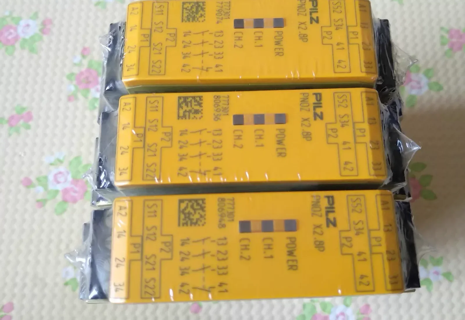 PILZ PNOZ X2.8P / Ident No. 777301 Industrial Relay product photo 1