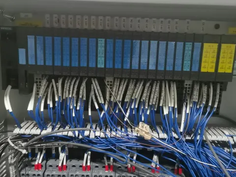 White Label Siemens ET 200S mixed lot: 6ES7 151-3BA23-0AB0 / 6ES7 138-4CA01-0AA0 / 6ES7 131-4BD01-0AB0 / 6ES7 132-4BD00-0AB0 / 6ES7 138-4FA05-0AB0 / 6ES7 193-6AR00-0AA0 / 6 PLC Module product photo 2