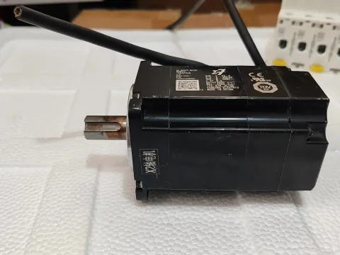 Yaskawa SGM7J-04AFC6S Motor & Drive Component — product photo 9 of 13