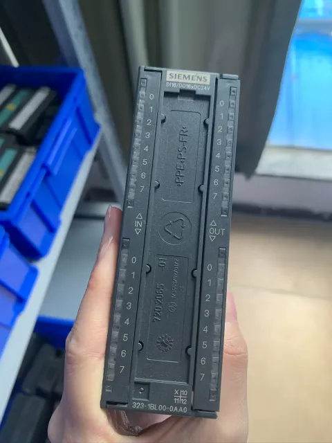 Siemens 6ES7323-1BL00-0AA0 I/O Module — product photo 18 of 20