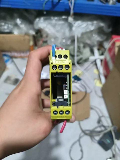 Pilz PZE X4 / 774585 Industrial Relay product photo 1