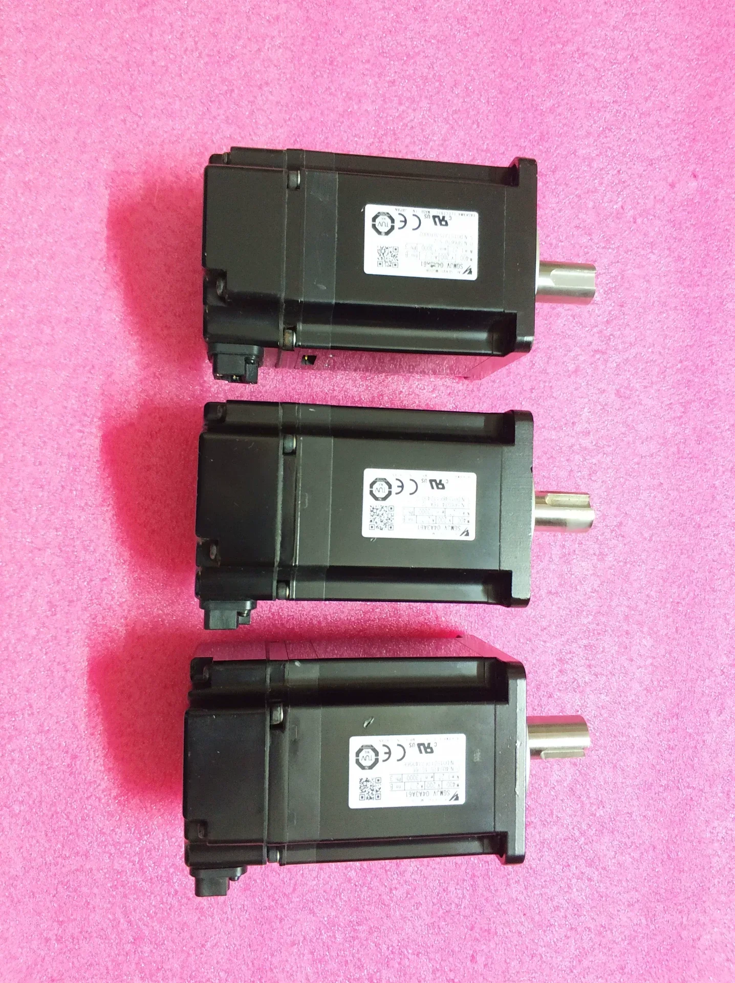 Yaskawa SGMJV-04A3A61 Motor & Drive Component — product photo 1 of 13