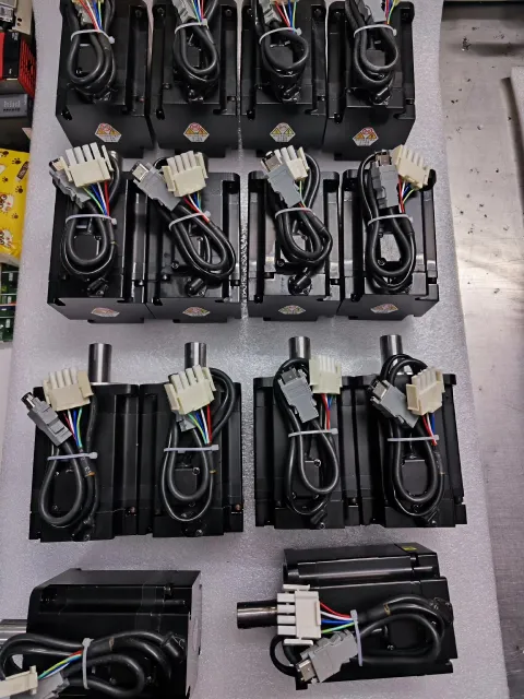 Yaskawa SGMJV-08ADE6S Motor & Drive Component — product photo 4 of 5