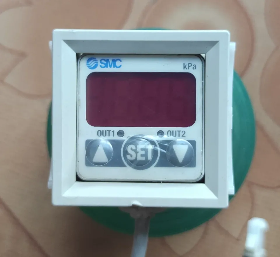 SMC ZSE40-01-22-M Industrial Sensor product photo 1