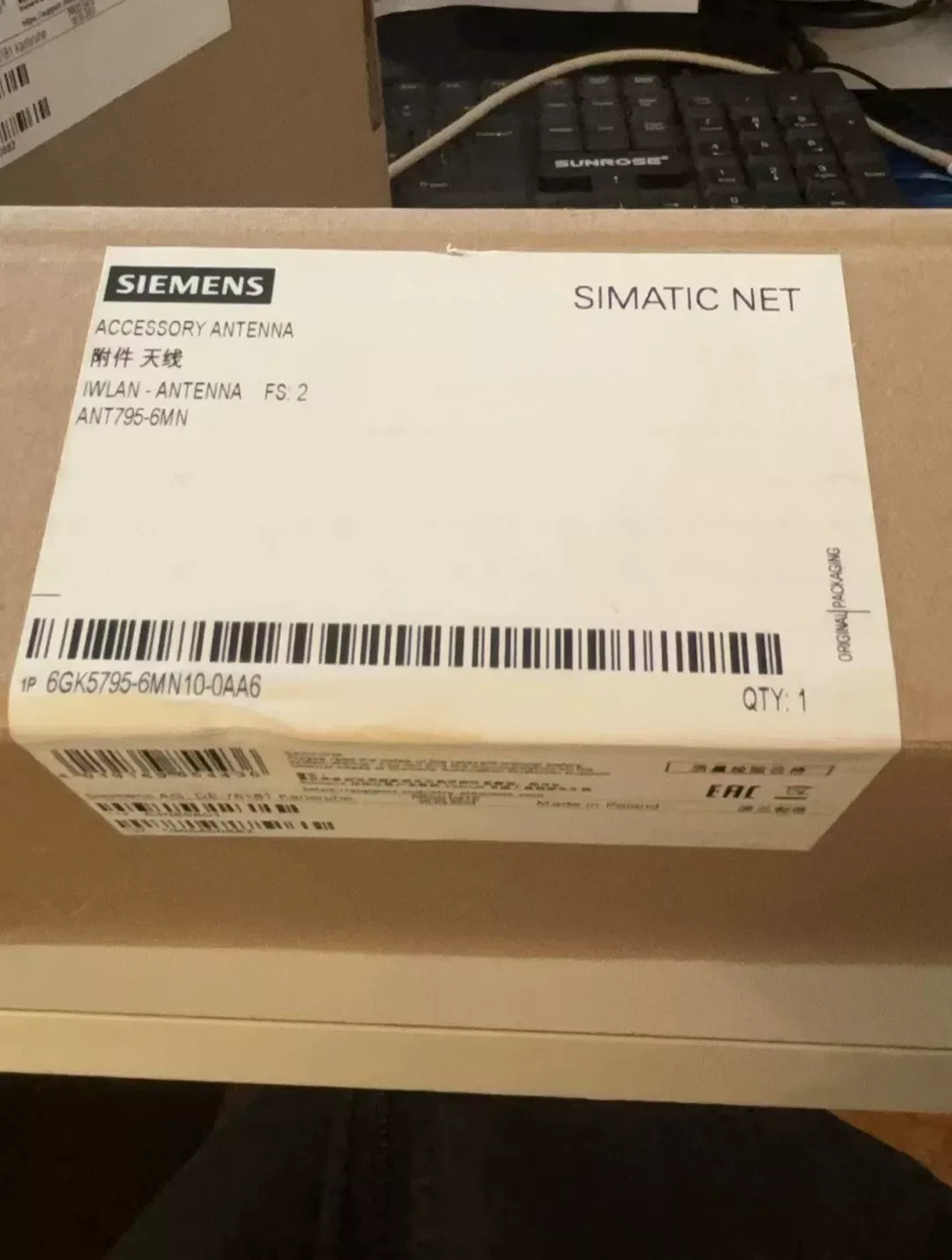 Siemens 6GK5795-6MN10-0AA6 Industrial Automation Component product photo 1