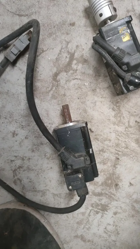 Yaskawa SGM7J-01A7B1 Motor & Drive Component product photo 5