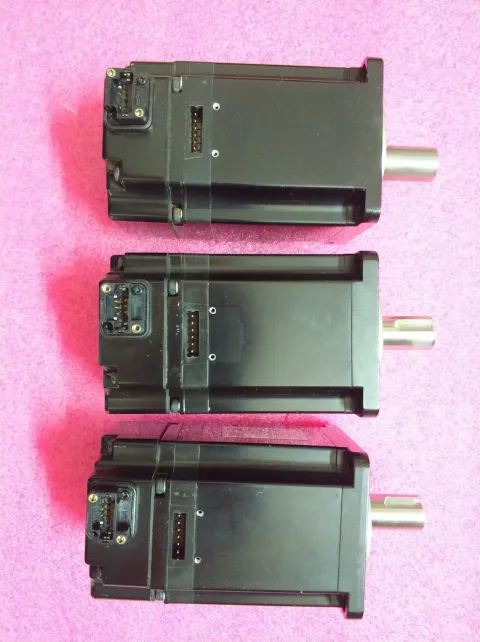 Yaskawa SGMJV-04A3A61 Motor & Drive Component — product photo 4 of 13
