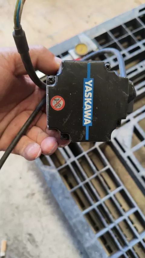Yaskawa SGM7J-02A7C6S Motor & Drive Component — product photo 5 of 9