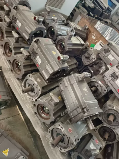 Siemens 1FT7064-5WF71-1FA1 Motor & Drive Component — product photo 14 of 16