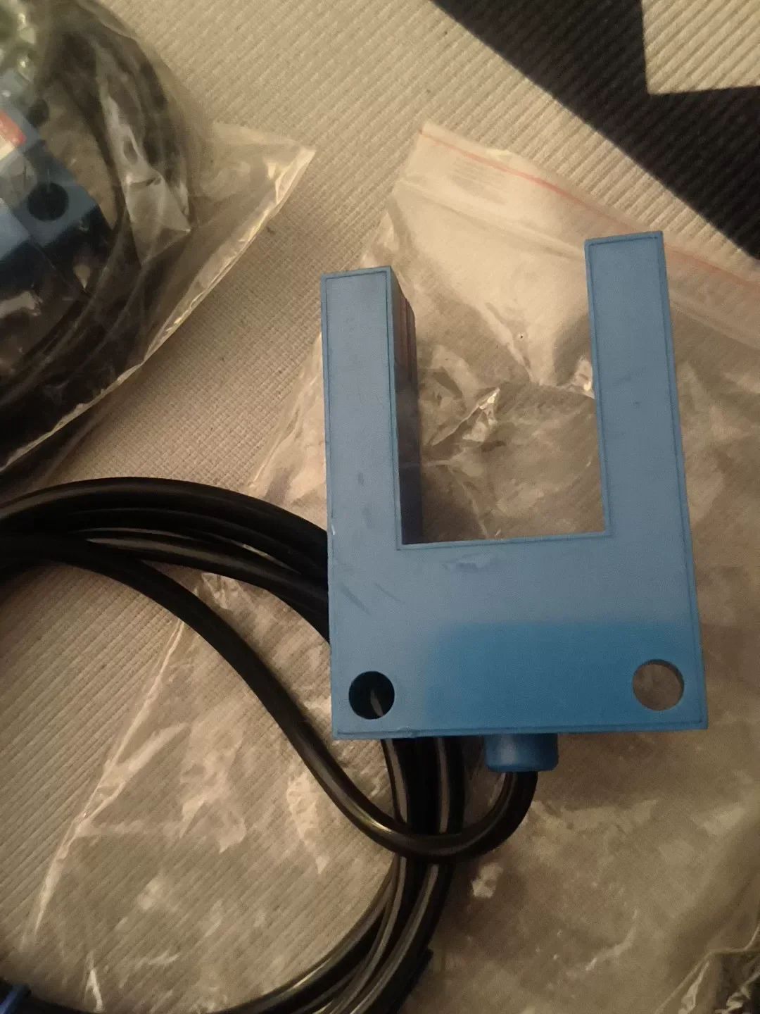 DW / 大伟 E3S-GS30E4 Industrial Sensor product photo 1