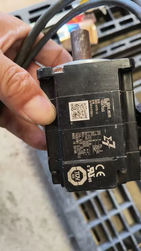 Yaskawa SGM7J-02A7C6S Motor & Drive Component — product photo 3 of 9